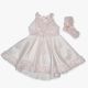 Υπέροχο φορεματάκι βάπτισης Fiorella,από την artista mwc σε ροζ απόχρωση.Το φόρεμα είναι σε μεσάτη γραμμή με ιδιαίτερο τούλινο μπούστο και μεταξωτή φούστα με ουρά στο πίσω μέρος. Συνοδεύεται με κορδέλα για το κεφάλι.