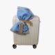 Βαλίτσα τρόλεϊ βάπτισης σε εκρού χρώμα που είναι διακοσμημένη με χειροποίητη σύνθεση από γαλάζιο καμβά με ξύλινο διακοσμητικο το μονόγρομμα του μωρού σας.