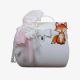 Χειροποίητη τσάντα βάπτισης σε λευκό χρώμα με θέμα αλεπού.Εϊναι διακοσμημένη με σύνθεση από ροζ τούλι,λουλούδια από λευκή γαζα,δαντέλα και ξύλινη διακοσμητική αλεπού.