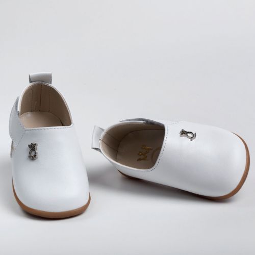 Παπουτσάκι χαμηλό για τα πρώτα βήματα από λευκό δέρμα, κλείσιμο με Velcro,διαθέσιμα νούμερα 18-21.